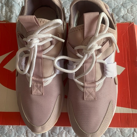 Nike Air Huarache City Low W , size 8.5 - Picture 3 of 7